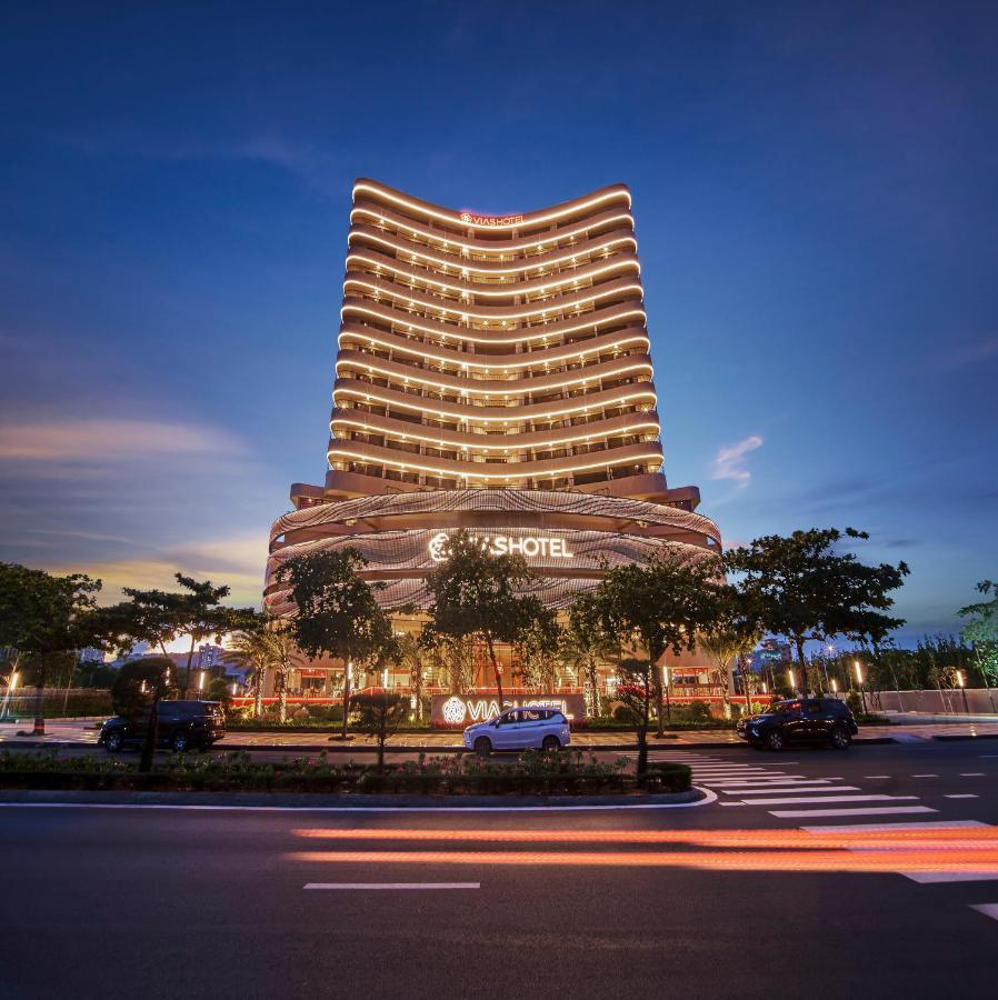 头顿维亚斯酒店 外观 照片 The hotel at night