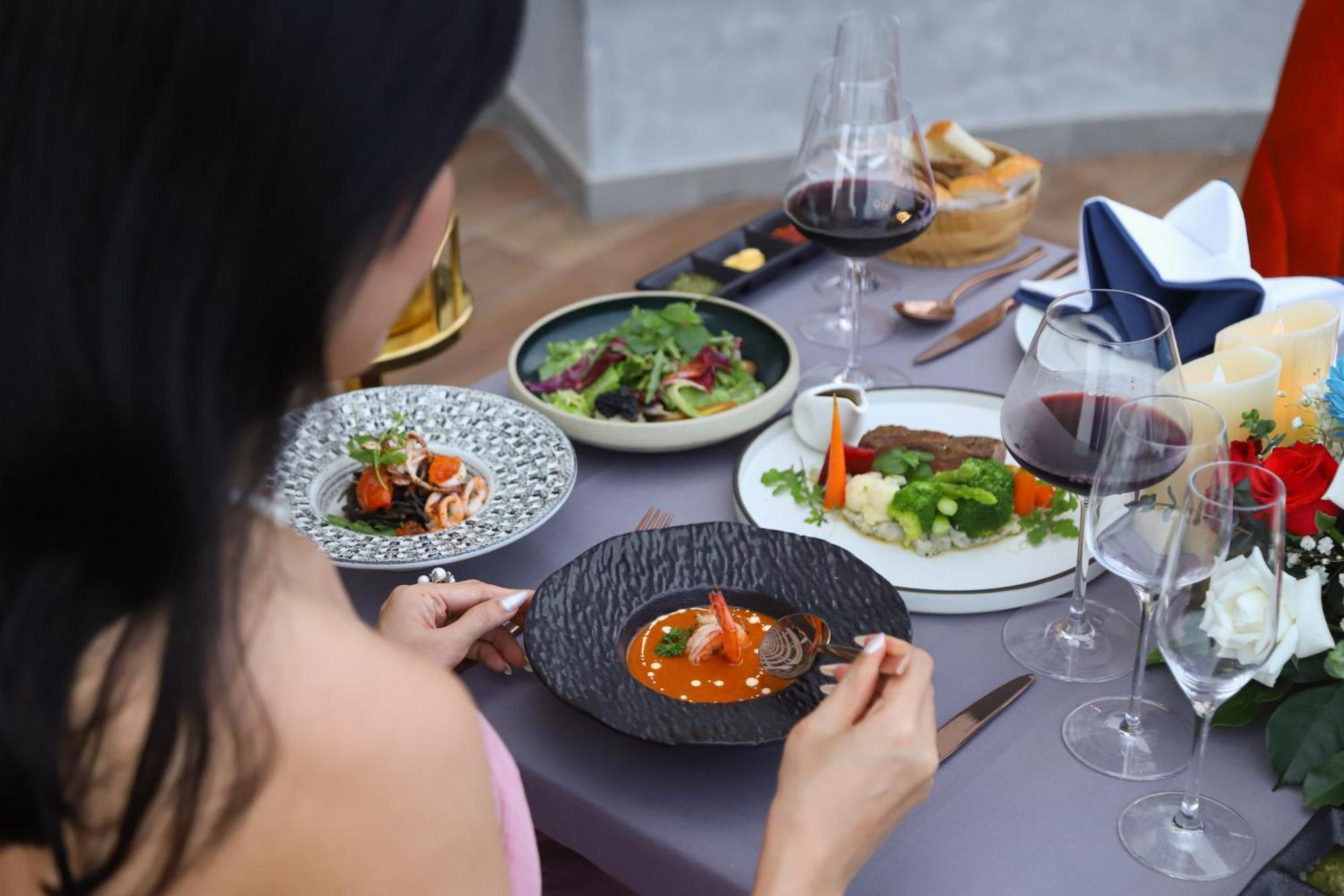 头顿维亚斯酒店 外观 照片 A woman eating a meal