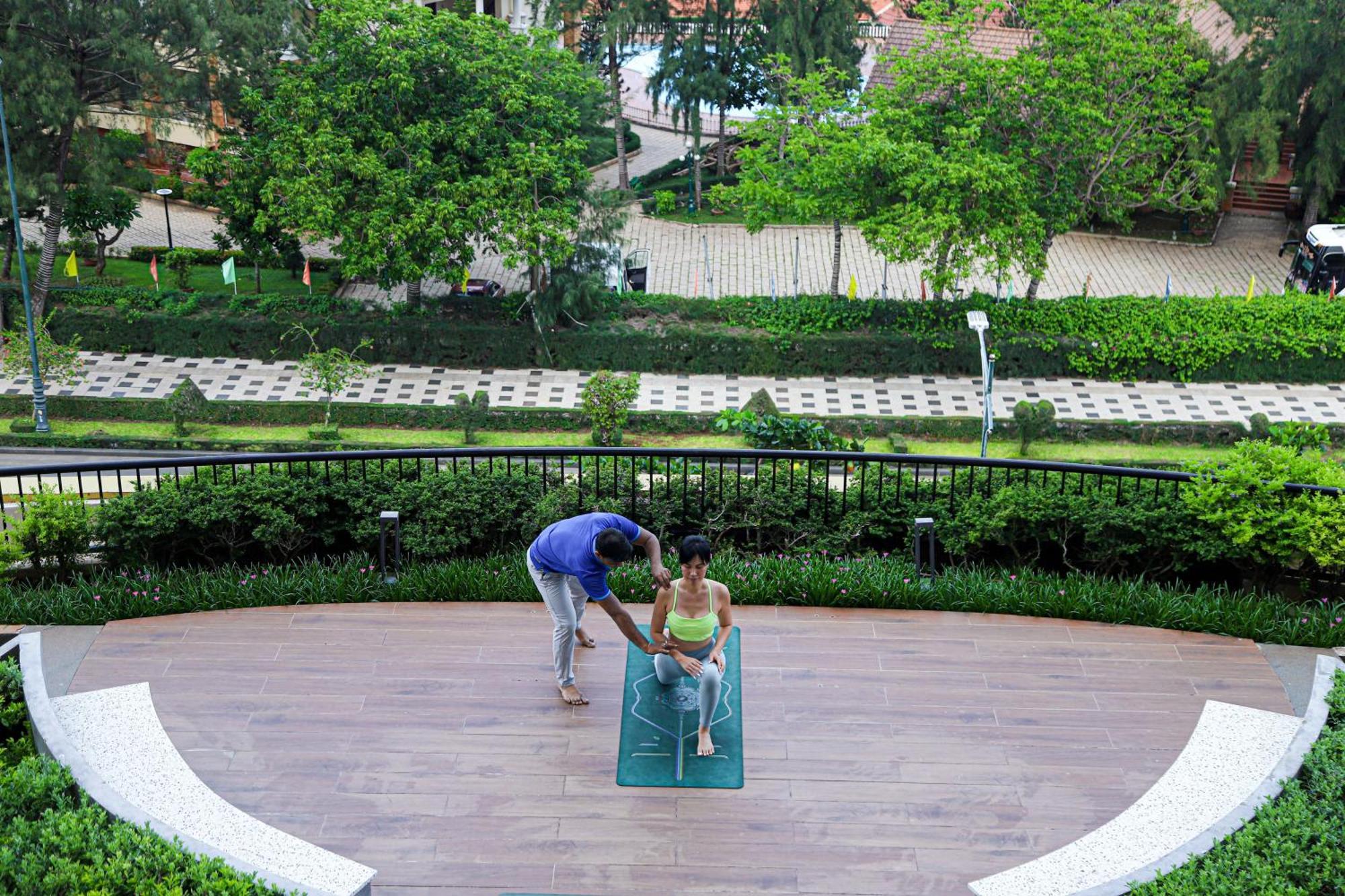 头顿维亚斯酒店 外观 照片 A woman practices yoga at the park